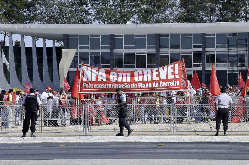 Grevistas fizeram manifestações ontem em frente do Planalto | Fábio Rodrigues Pozzebom/ABr