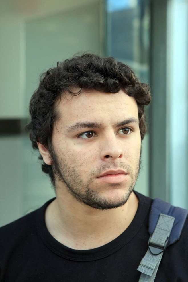 O que sempre acontece é as mensagens de texto chegarem incompletas ou em branco. Tanto quando eu envio, quanto quando eu recebo. Estou até pesquisando outras operadoras. Seria bom punir as operadoras, mas acho que dificilmente a Anatel vai conseguir proibir a venda dos chips por muito tempo. As operadoras devem recorrer de alguma forma para derrubar a proibição -Giovani Freitas, estudante |