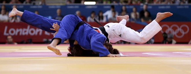 Algoz de Rafaela Silva, a húngara Hedvig Karakas (branco) enfrenta a romena Corina Caprioriu (azul), no judô |