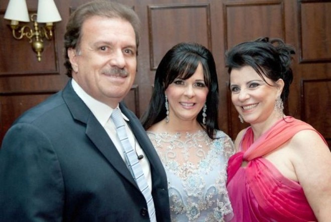 OS 50 ANOS DE RITINHA -Em uma das mais bonitas festas da temporada, Rita Cooper Mylla comemorou 50 anos ao lado de amigos e familiares em reunião no Graciosa Country Club. A decoração, assinada por Greicy Faria, mereceu destaque especial, elogiadíssima pelos convidados. A aniversariante, entre o maestro Eduardo Lages e sua esposa, Mércia |