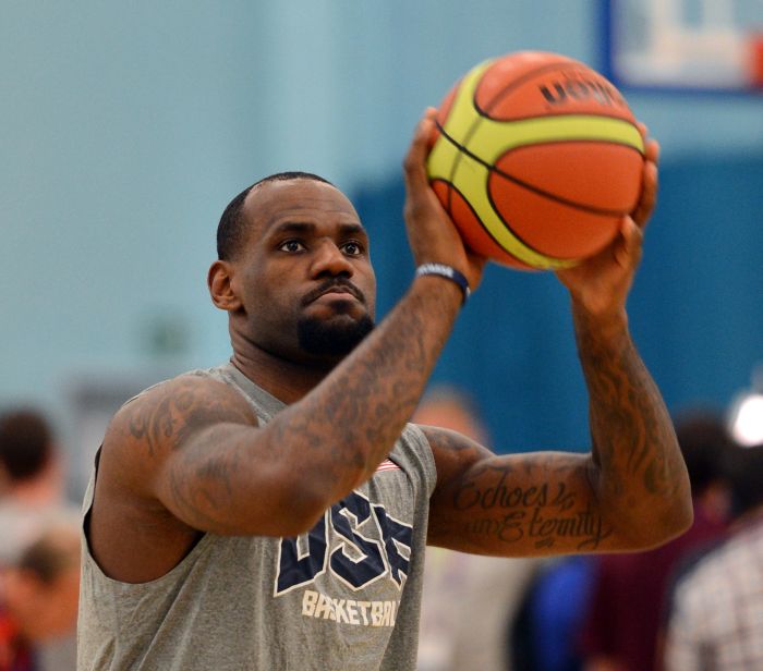LeBron James treina arremessos na véspera da estreia norte-americana nos Jogos | Timothy A. Clary/ AFP