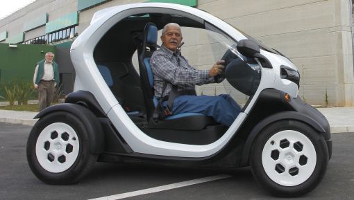 O arquiteto Manoel Coelho testou ontem o Twizy, o carro elétrico da Renault. O test-drive ocorreu em frente do recém-inaugurado Expo Renault Barigui, cujo projeto é de sua autoria | Rodolfo Bührer/La Imagem