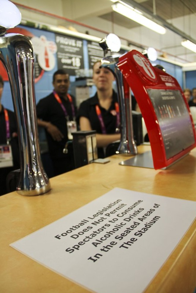 Recado dizendo que é proibida a venda de consumo de bebida alcoólica dentro do Millenium Stadium | 