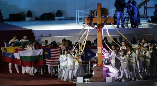 Adyr de Lima na chegada da centésima volta em torno da Praça Rui Barbosa, em 11de abril de 1954, vencendo o III Grande Prêmio Prosdócimo. No detalhe, torcida nas janelas do Colégio Bom Jesus. Foto tirada em frente à Santa Casa de Misericórdia. Foi a primeira vez em que se correu na Praça Rui Barbosa |