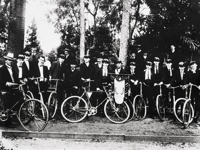 Clube de Bairro Cidade Industriallistas, de 1905. Uso da bicicleta era organizado, com carteirinha, e uniforme. A bicicleta depois foi substituída pela motocicleta e surgiu o clube dos motoqueiros | 