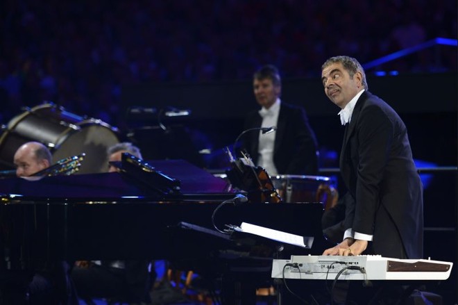 O ator britânico Rowan Atkinson, conhecido no Brasil pelo personagem Mr. Bean, também participou da abertura | 