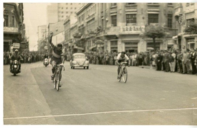 I Grande Prêmi Prosdócimo, em 5 de abril de 1952. Detalhe para o Fusca da Rádio Marumbi, do qual Ubiratan Lustosa irradiava a corrida |