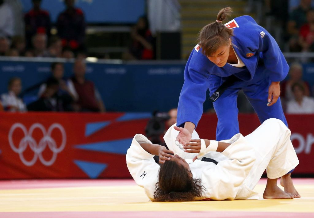 A húngara Hedvig Karakas estende a mão para Rafaela Silva: derrota sofrida | Darren Staples/ Reuters