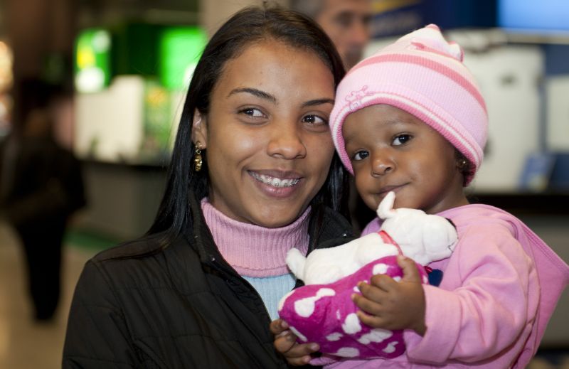 A pequena Jennyfer no colo da mãe, Andreia Lira, passou por cateterismo nesta quinta (12) para poder ser submetida à cirurgia do coração na próxima semana | Marcelo Andrade