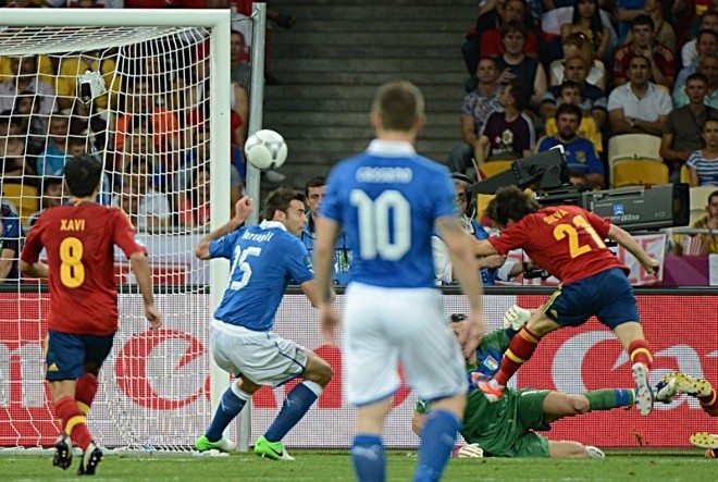 David Silva cabeceia para marcar o primeiro gol espanhol na decisão | 