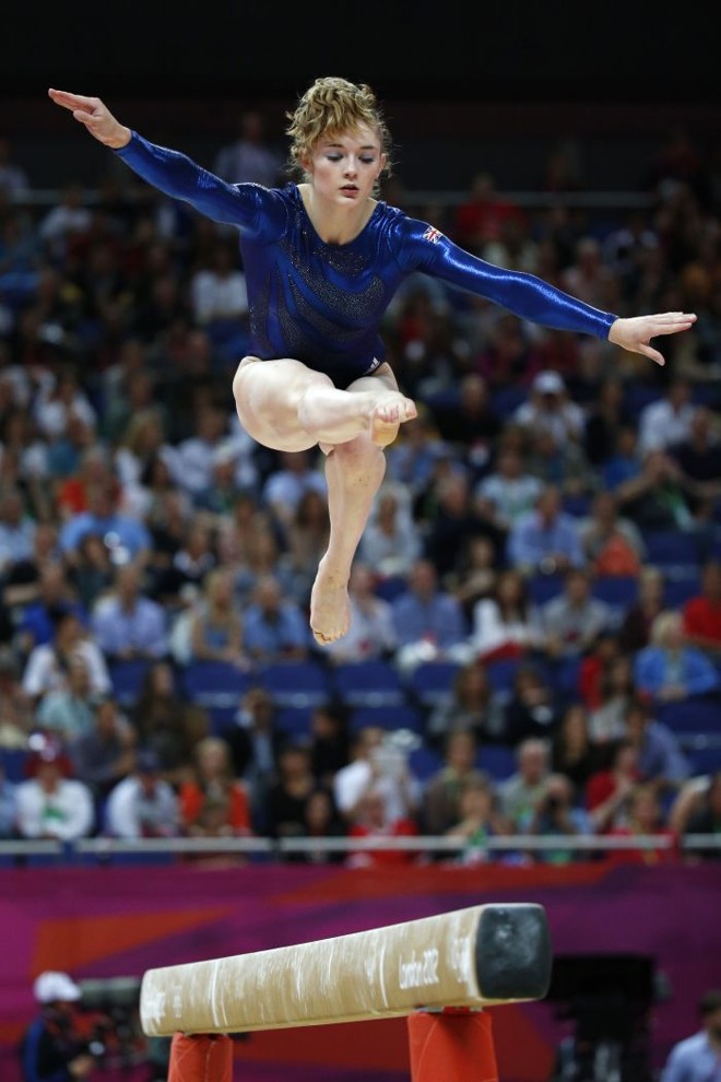Jennifer Pinches faz belo movimento pela equipe britânica de ginástica |