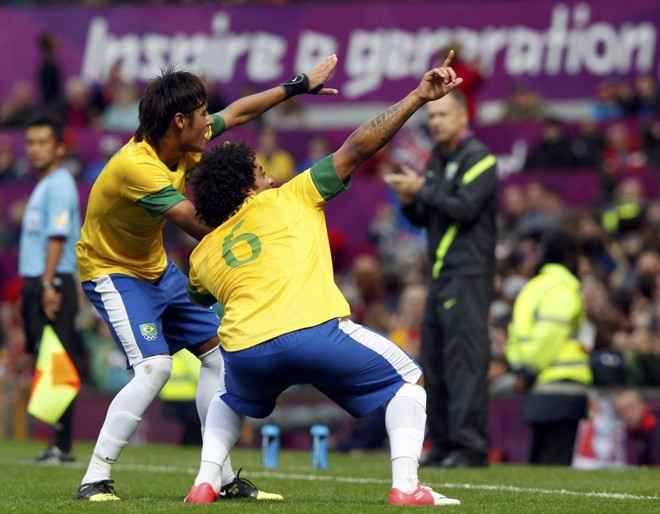 Neymar homenageia Usain Bolt na comemoração do seu gol na vitória contra a Bielorrússia |