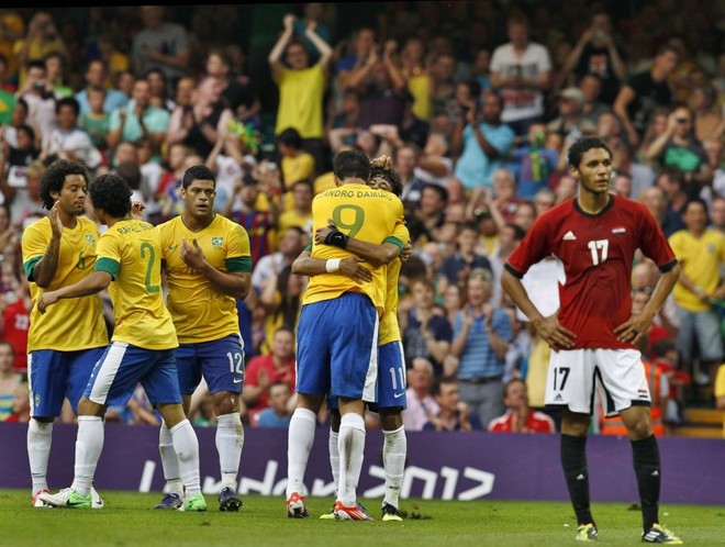 Time brasileiro comemora o gol de Damião | 