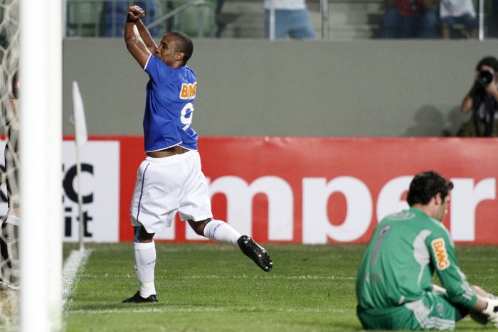 Com o goleiro Bruno caído, Borges corre para comemorar gol cruzeirense sobre o Palmeiras | Ramon Bitencourt / Vipcomm