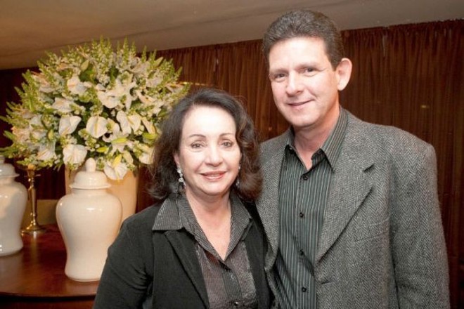 SUCESSO NO CURITIBANO -A diretora-geral do Clube Curitibano, Terezinha Pereira Abagge, e Antonio Cezar Mendes dos Santos estavam entre os mais de mil presentes no show de Emmerson Nogueira, que lotou o Salão Azul do Clube Curitibano na última semana, junto com a banda Nega Fulô |