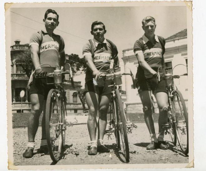 Na Praça Santos Dumont, em novembro de 1952, atletas de ciclismo do Hermacia Esporte Clube. Da esquerda para a direita, Lúcio Barbosa Filho, Adyr de Lima e José Lanzoni |
