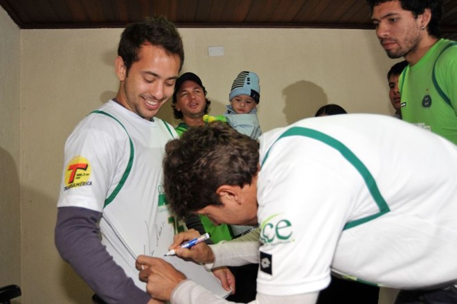 Ele também assinou a camiseta de Éverton Ribeiro | 