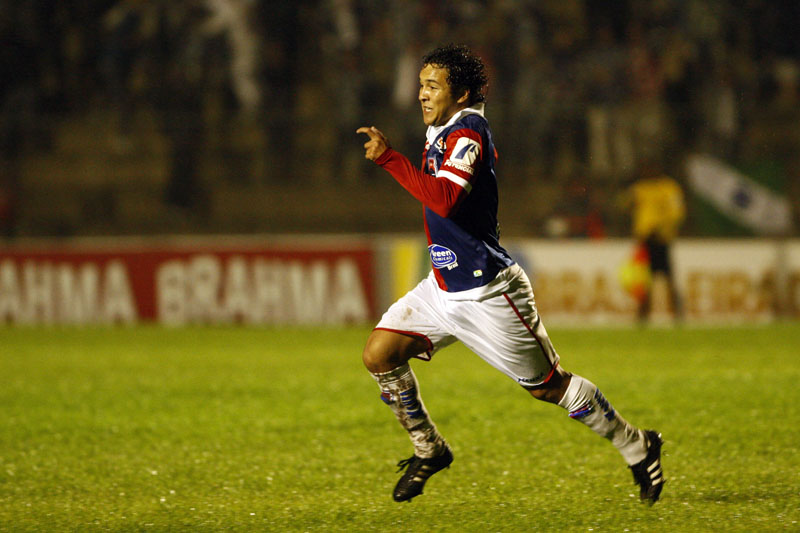 Alex Alves corre para comemorar o primeiro gol paranista: à frente do Tricolor, só o G4 | Henry Milléo / Agência de Notícias Gazeta do Povo
