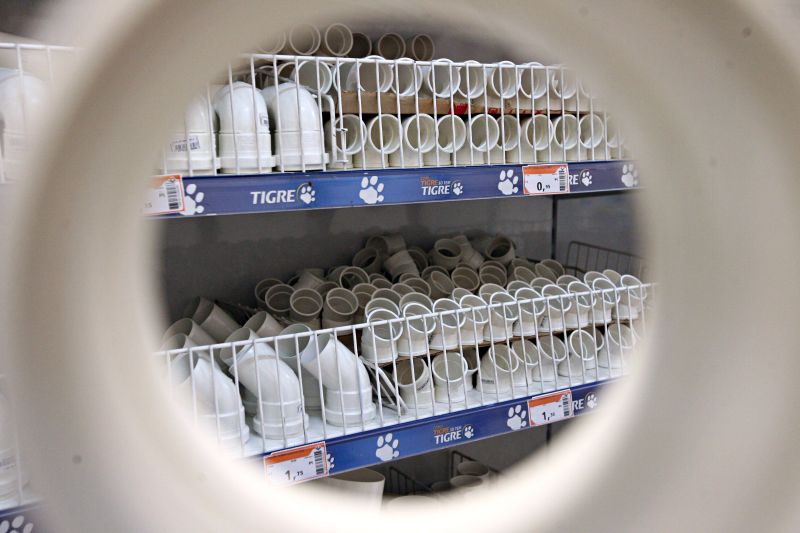 As lojas de materiais de construção usaram a criatividade com promoções e fortes campanhas publicitárias para manter as vendas em alta | Felipe Rosa/ Gazeta do Povo