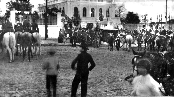 Movimento de público e tropa na frente do palacete da família Leão por ocasião da visita do presidente Afonso Penna a Curitiba, em 1906 | Acervo Cid Destefani