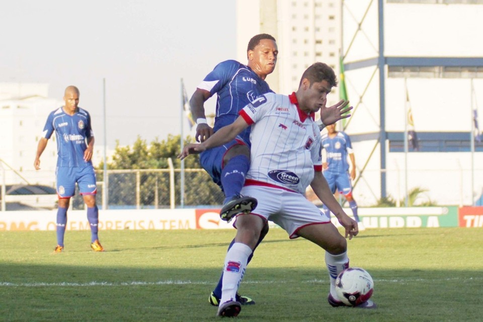 Wendel segura a bola no confronto com o São Caetano, no ABC paulista: 1 a 1 insatisfatório | Elisa Rodrigues/ Futura Press