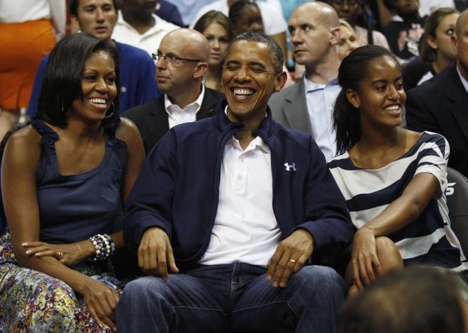 Barack Obama assitiu a partida ao lado da esposa e da filha |