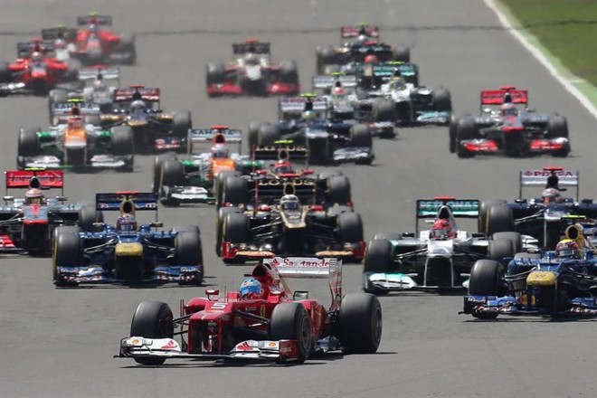 O espanhol Fernando Alonso largou na frente e liderou a maior parte da corrida, mas foi ultrapassado por Webber a cinco voltas do fim | 