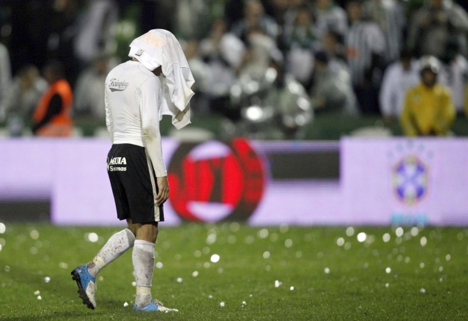 Rafinha deixa o gramado durante a comemoração do Palmeiras | Jonathan Campos/ Gazeta do Povo
