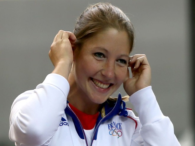 Francesa Celine Goberville celebra após vencer a prata na pistola de ar 10 metros |