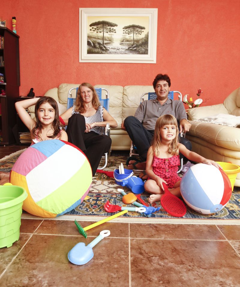 Ivan Luis Barbosa com a esposa Eliane e as filhas Bruna (à esquerda) e Thaís: família agora tem casa na praia, em Caiobá | Daniel Castellano / Gazeta do Povo