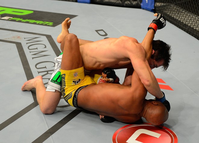 Chael Sonnen teve sua chance no primeiro round, mas não foi capaz de derrotar Anderson Silva |