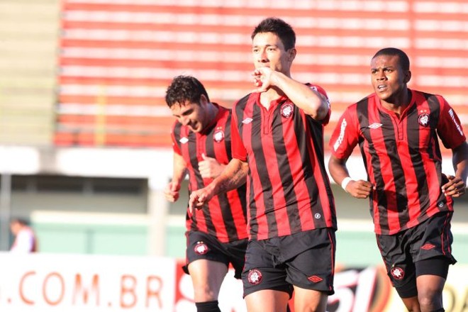 O atacante atleticano Tiago Adan comemora o gol aos 4 minutos do primeiro tempo | 