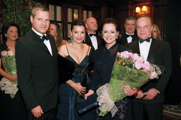 Os diretores sociais do Graciosa Country Club, Isabella Piá de Andrade e Luiz Roberto Pinho Borges (ambos à esq.), com o casal Julieta e Arnaldo Miró durante a homenagem póstuma prestada à jornalista Juril Carnasciali, mãe de Julieta, na festa pelos 85 anos do clube, no último sábado | Julio Cesar da Costa Souza