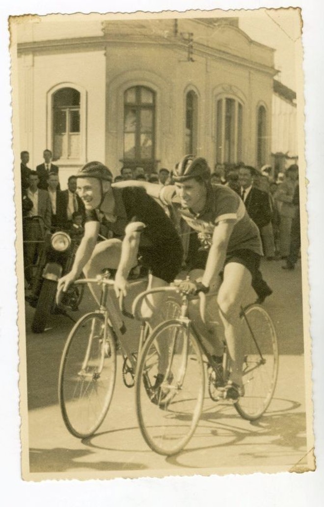 José Kalbrenner Filho e Adyr de Lima, na Rua Carlos de Carvalho, em abril de 1953. Prova de velocidade, do II Grande Prêmio Prosdócimo |