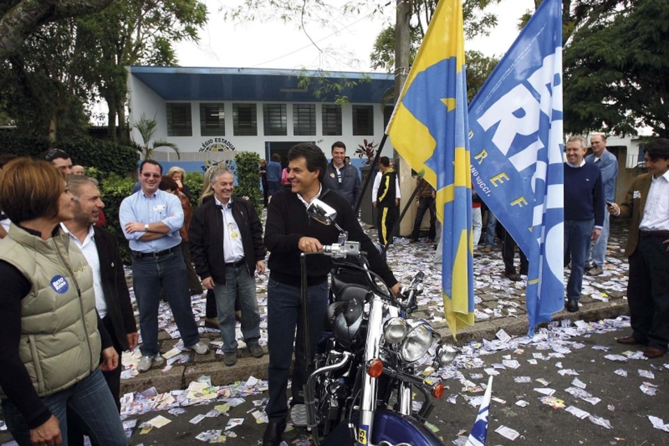 2008: sem obstáculos, Richa fez recorde de votos Em 2008, Beto Richa chegou para votar pilotando sua moto Harley-Davidson | Arquivo/ Gazeta do Povo