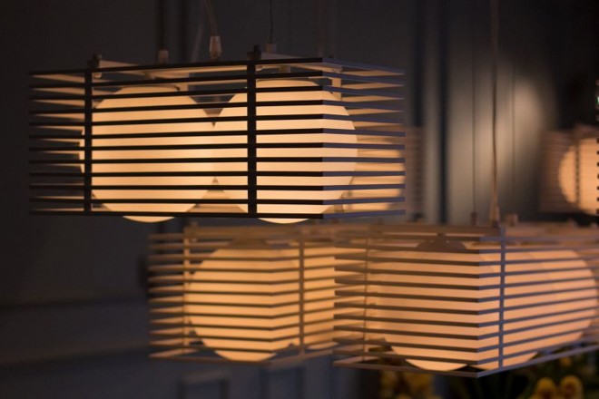 Para compor um lustre maior, o decorador uniu pequenas luminárias de duas em duas |