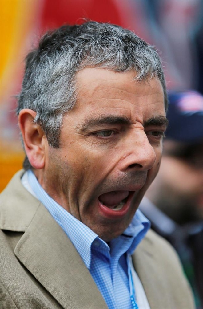 O ator britânico Rowan Atkinson, antes antes do início do GP da Inglaterra | 