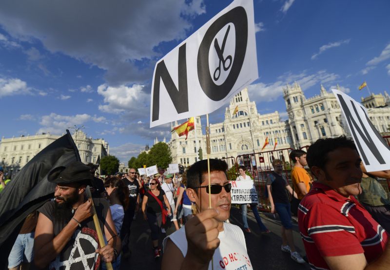 Espanhóis continuam protestando contra medidas de austeridade do governo neste sábado em Madri | AFP PHOTO/ PIERRE -PHILIPPE MARCOU