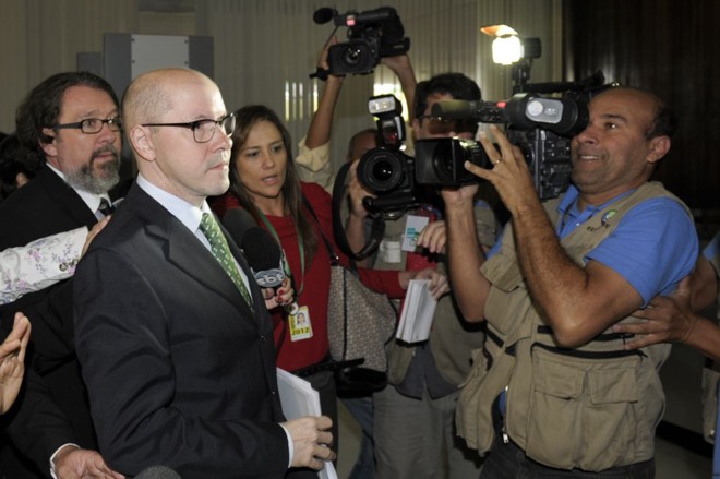 O senador chegou ao Senado, para a sessão que decidiu seu futuro, em silêncio |