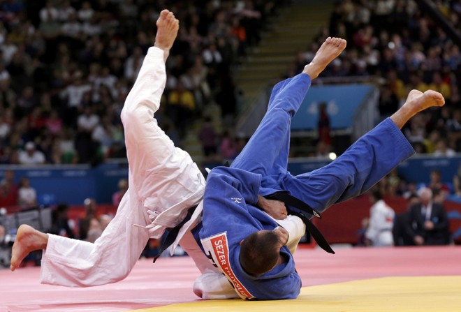No judô, luta entre o israelense Josef Palelashvili (branco) e o turco Sezer Huysuz (azul) |