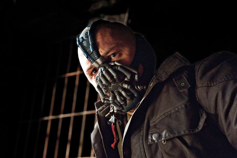 Bane, o vilão final da trilogia de Batman, assusta pela devoção de seus seguidores e por seu poder de destruição | Fotos: Divulgação