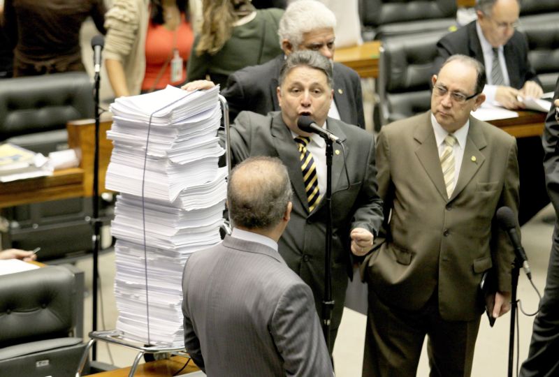 Anthony Garotinho (ao microfone) precisou de um carrinho para carregar os 68 quilos de documentos entregues à CPI | Ailton deFreitas/Ag. O Globo