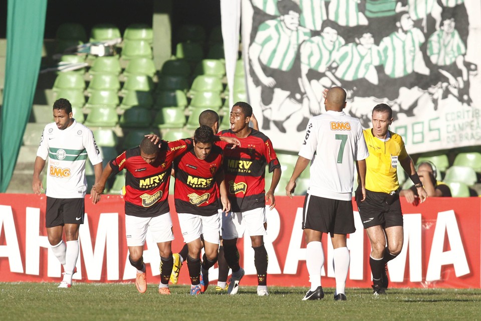 Jogadores do Leão comemoram gol sobre o Coxa | Antônio More/ Gazeta do Povo