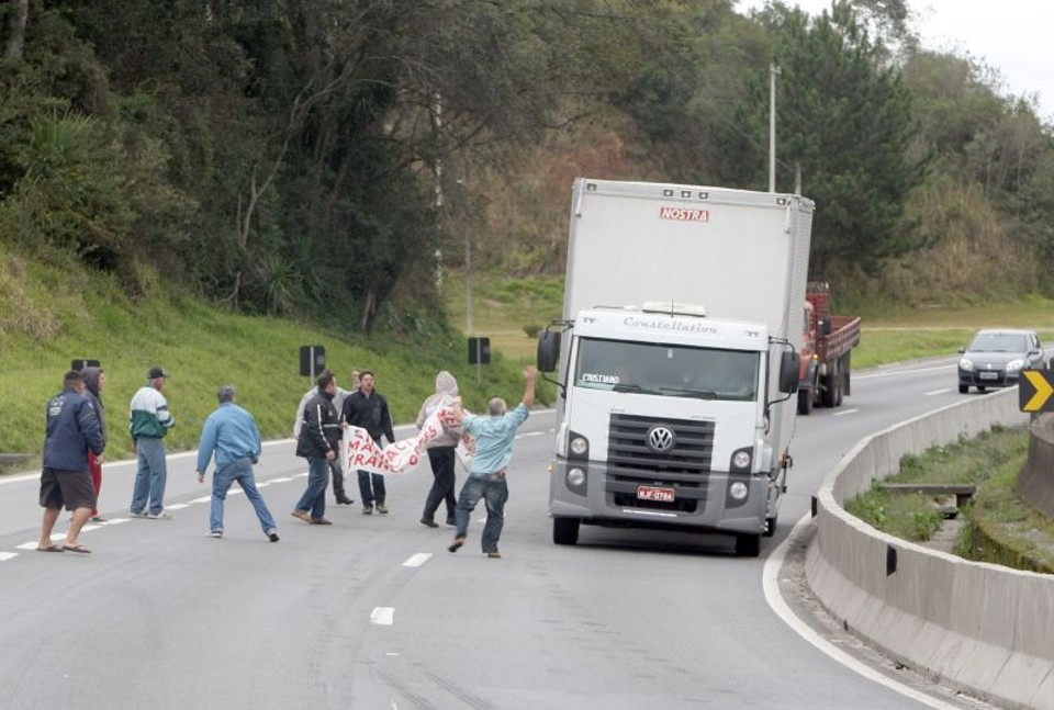 Grupo faz abordagem na BR-116, em Quatro Barras. Movimento manda grevistas ficarem em casa | Aniele Nascimento/Gazeta do Povo