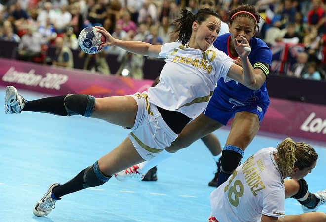 Macarena Aguilar da Espanha tenta o arremesso no empate no handebol feminino contra a França |