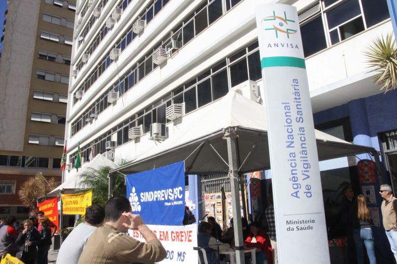 Servidores em greve na porta da Anvisa: eles também querem incorporar benefícios ao salário | Marcelo Bittencout/Futura Press
