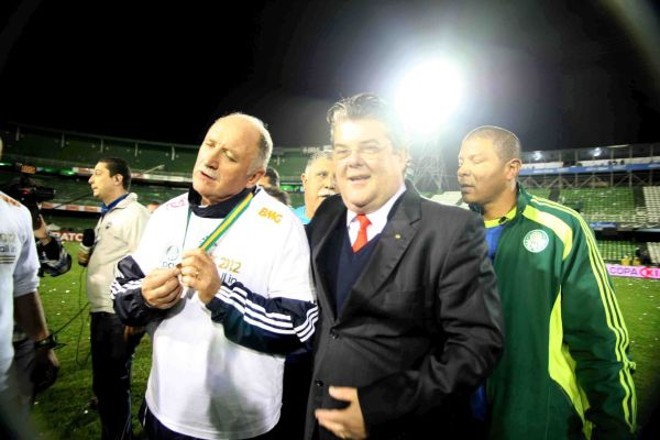 O presidente da Kia Motors do Brasil, José Luiz Gandini, veio a Curitiba para assistir à final da Copa do Brasil, que tem o patrocínio da marca sul-coreana. Feliz da vida, ele saiu do campo ao lado abraçado ao técnico Felipão |