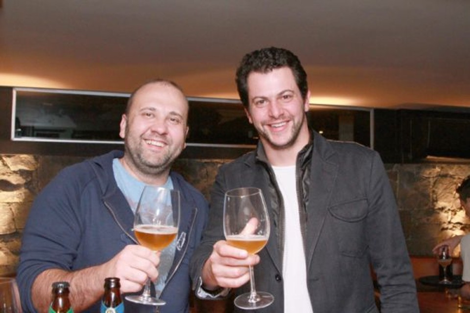 Marcius Madalosso Bertolli (à esq.) foi prestigiar seu primo Beto Madalosso que lançou sua revista de gastronomia, a Tutano, e a cerveja (no detalhe) que leva o sobrenome do clã gastronômico de Santa Felicidade, anteontem, na Forneria Copacabana. A festa foi organizada pela Araçá Eventos, de Cris França | Patrícia Klemtz
