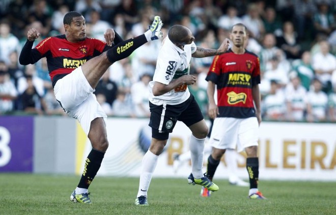 Zagueiro do Sport tira a bola da cabeça do volante França | 