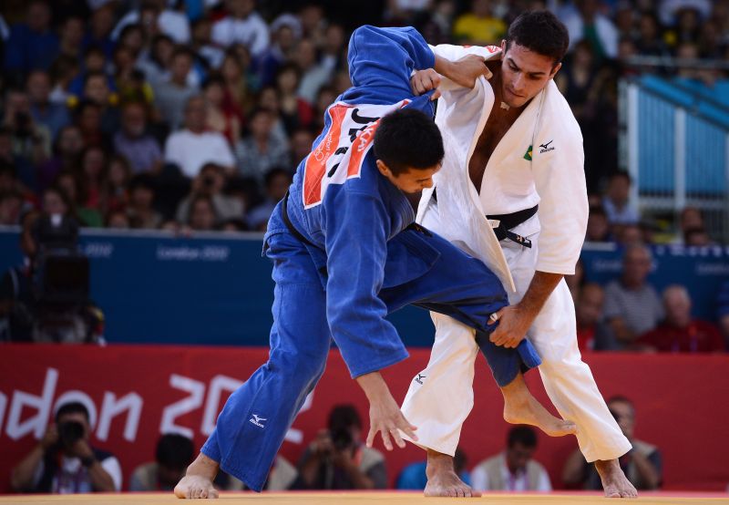 Guilheiro (de branco), na luta contra o japonês Takahiro Nakai. Com a derrota, brasileiro fica sem chance medalha em Londres | AFP